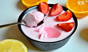Różowa galaretka z pianką, truskawkami i cytrusami. Idealna na deser, gdy liczymy galaretka kcal.