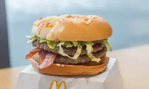 Podwójny burger z bekonem i sałatą, z serem na bułce. Zastanawiasz się nad jalapeno burger kcal?