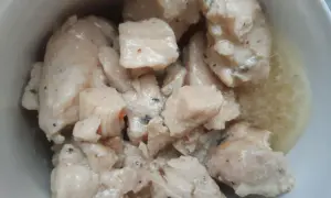 Kawałki wędzonej piersi z kurczaka w kremowym sosie, doprawione ziołami i pieprzem.