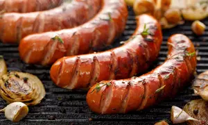 Soczysta kiełbasa śląska z grilla, parująca i pachnąca. Obok grillowana cebula i czosnek. Idealna na letnie wieczory, choć warto sprawdzić kiełbasa śląska kcal.