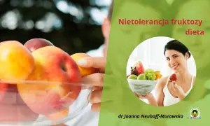 Kobieta z uśmiechem je truskawkę, obok miska owoców. Tekst: Nietolerancja fruktozy objawy, dieta.
