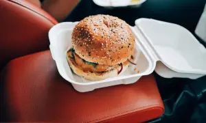 Burger w białym pudełku, idealny na szybki posiłek. Zastanawiasz się nad big mac kcal?