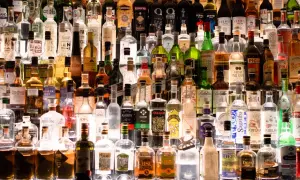 Wiele butelek alkoholu, od wódki po whisky. Jaki alkohol ma najmniej kalorii? Warto szukać czystych alkoholi, jak wódka czy gin.