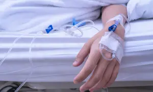 Ręka pacjenta z wenflonem, podłączona do kroplówki. Leczenie hipernatremii.