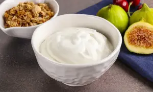 Gęsty jogurt grecki, idealny na zdrowe śniadanie. Sprawdź jogurt grecki kcal i ciesz się pysznym posiłkiem z granolą i figami.