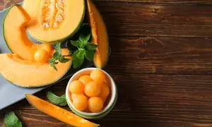 Soczysty melon, pokrojony w plastry i kulki, z listkami mięty. Idealna przekąska, niskie melon kcal.