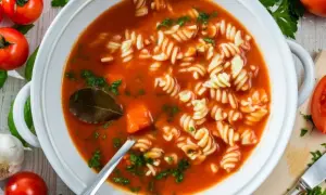 Aromaticzna zupa pomidorowa z makaronem fusilli, idealna na lekki posiłek. Sprawdź zupa pomidorowa kcal!