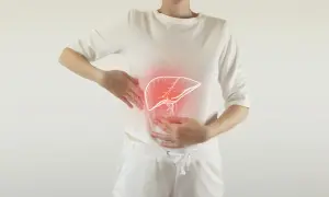 Kobieta trzyma się za brzuch, gdzie widoczny jest zarys wątroby z czerwonym podświetleniem. Szuka odpowiedzi, co na ból wątroby.