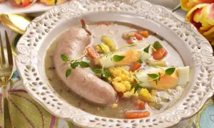 Żurek z kiełbasą, jajkiem i marchewką. Zastanawiasz się nad frankfurterki kcal? Ta zupa to sycący posiłek.
