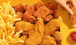Pudełko z chrupiącym kurczakiem i frytkami, idealne na szybki posiłek. Sprawdź kalorie chicken box McDonald's, jeśli dbasz o dietę.
