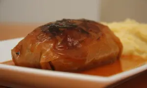Apetyczny gołąbek w sosie, obok purée ziemniaczane. Idealny na obiad, gdy liczymy gołąbki kcal.
