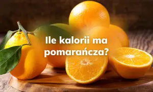 Całe i przekrojone pomarańcze na desce. Ile kalorii ma pomarańcza?