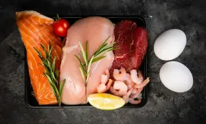Łosoś, pierś kurczaka, wołowina, krewetki, jajka, pomidorek, cytryna i rozmaryn.