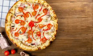 Apetyczna pizza z pomidorkami i papryką. Zastanawiasz się nad Pizza Hut kalorie? Ta wygląda pysznie!