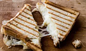 Pyszny tost z szynką i serem, ciągnący się jak biedronka. Idealny na szybki posiłek, zbilansowany pod względem kcal.