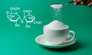Wzór chemiczny sukralozy obok filiżanki cukru. Czy sukraloza a cukrzyca to dobry wybór?