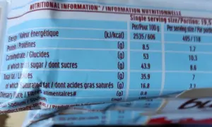 Tabela wartości odżywczych dla batonika Kinder Bueno. Jedna porcja (19,5 g) zawiera 118 kcal.