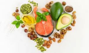 Łosoś, awokado, orzechy, migdały, pestki dyni i siemię lniane to zdrowe produkty, które obniżają cholesterol.