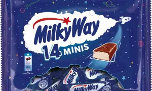 Opakowanie 14 batoników Milky Way minis. Jeden batonik to 68 kcal. Kosmiczny motyw z rakietą i planetami.