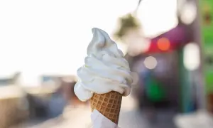 Pyszne lody włoskie w wafelku, idealne na upalny dzień. Nie myśl o kcal, po prostu się delektuj!