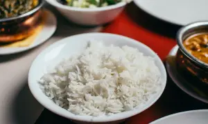 Puszysty ryż basmati, idealny dodatek do indyjskich dań. Sprawdź jego kcal i ciesz się smakiem!