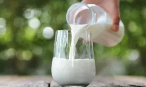 Mleko nalewane do szklanki. Czy cukrzyk może pić mleko? Tak, ale z umiarem i wybierając odpowiedni rodzaj.