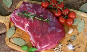 Surowa karkówka z rozmarynem, pomidorkami i przyprawami. Idealna do pieczenia, znasz jej karkówka kcal?