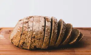 Kromka chleba orkiszowego, pyszna i zdrowa. Zastanawiasz się, ile kalorii ma kromka chleba orkiszowego?