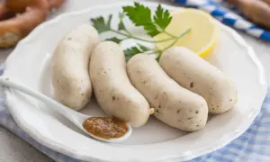 Biała kiełbasa z musztardą, cytryną i pietruszką. Zastanawiasz się nad biała kiełbasa kcal?