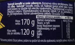 Tuńczyk w sosie własnym, 96 kcal na 100g. Konserwa rybna, masa netto 170g, ryby po odcieku 120g.