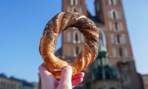 Obwarzanek krakowski z makiem i sezamem, idealny na przekąskę. Zastanawiasz się nad obwarzanek krakowski kcal?