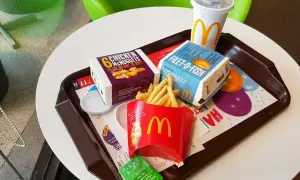 Zestaw McDonald's: 6 McNuggets, frytki, Filet-O-Fish i napój. Zastanawiasz się nad mcnuggets kcal?