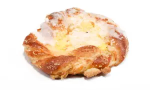Słodka drożdżówka z serem, oblana lukrem. Idealna na przekąskę, choć warto sprawdzić jej drożdżówka z serem kcal.