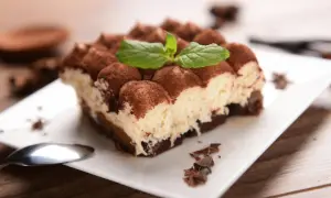 Pyszne tiramisu, posypane kakao i udekorowane miętą. Idealne na deser, choć warto pamiętać o jego tiramisu kcal.