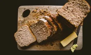 Kromka chleba pełnoziarnistego z margaryną na cholesterol.
