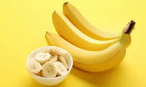 Kilka bananów i miseczka pokrojonych plasterków. Zastanawiasz się, ile białka ma banan?