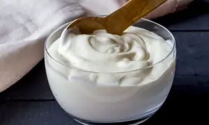 Czy jogurt naturalny tuczy? Prawda o jego wpływie na wagę
