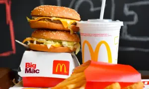 Dwa Big Maci, frytki i napój z McDonald's. Zastanawiasz się, ile kcal ma shake z Mc? To zestawienie wygląda pysznie!