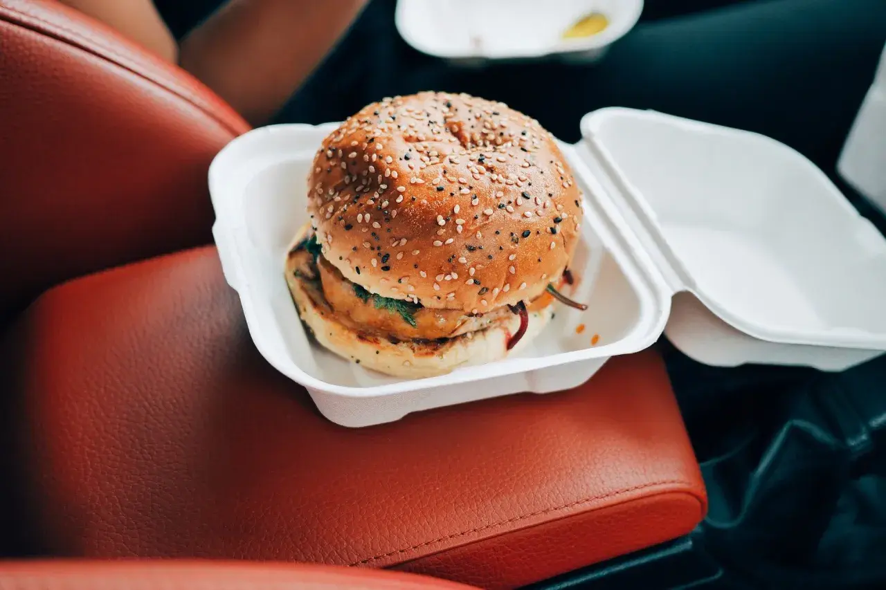 Burger w białym pudełku, idealny na szybki posiłek. Zastanawiasz się nad big mac kcal?