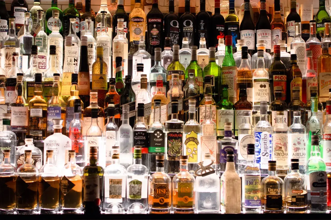 Wiele butelek alkoholu, od wódki po whisky. Jaki alkohol ma najmniej kalorii? Warto szukać czystych alkoholi, jak wódka czy gin.