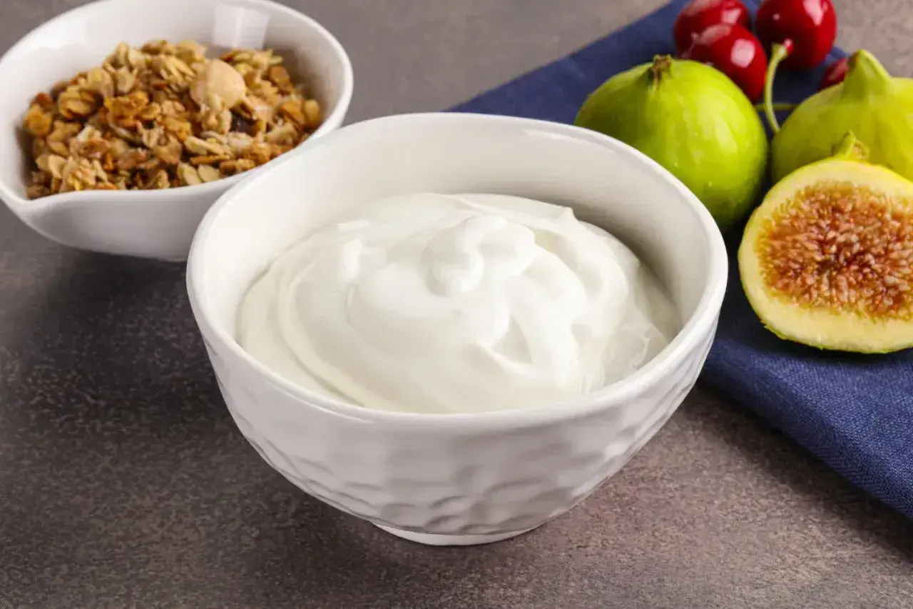 Gęsty jogurt grecki, idealny na zdrowe śniadanie. Sprawdź jogurt grecki kcal i ciesz się pysznym posiłkiem z granolą i figami.