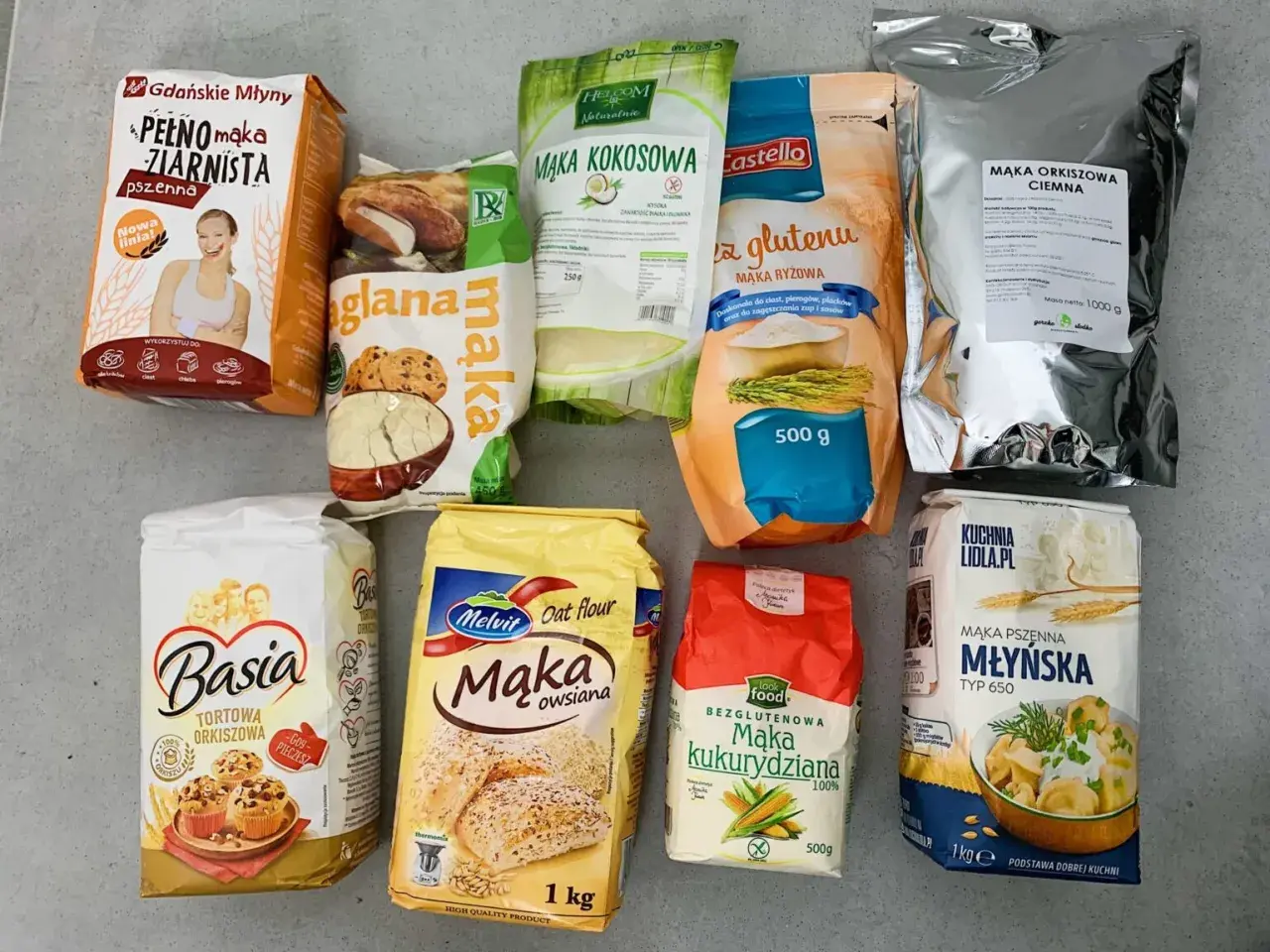 Różne rodzaje mąk, w tym mąka orkiszowa, pszenna, owsiana, kokosowa i ryżowa. Sprawdzamy indeks glikemiczny mąki orkiszowej.