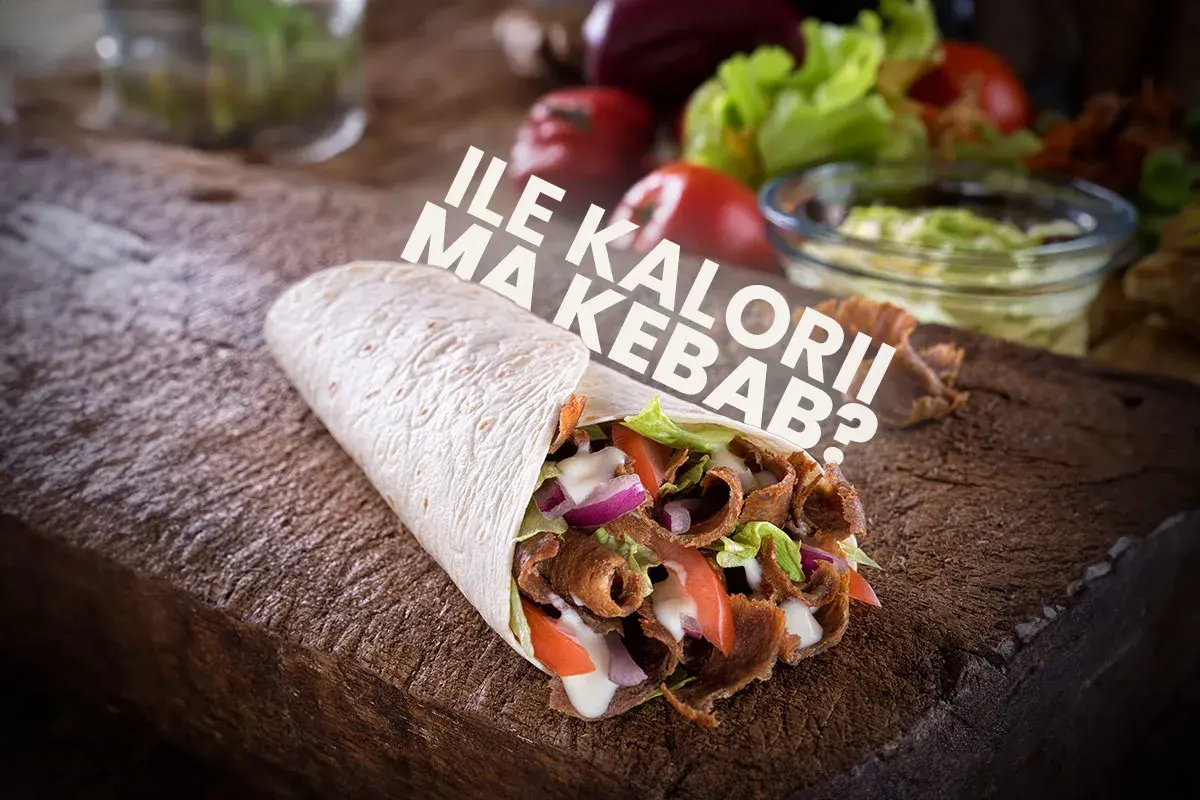 Pyszny kebab z warzywami i sosem na desce. Czy kebab jest zdrowy? Zależy od składników i sposobu przygotowania.