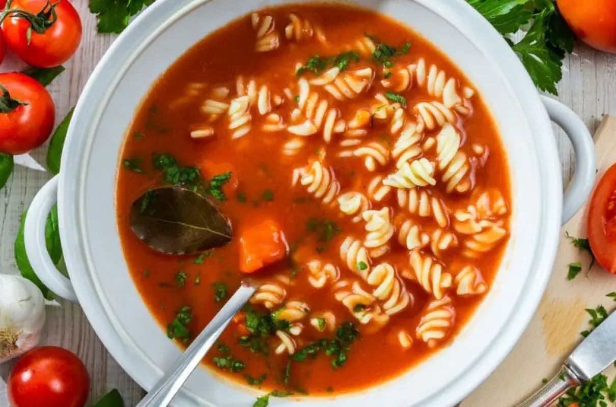 Aromaticzna zupa pomidorowa z makaronem fusilli, idealna na lekki posiłek. Sprawdź zupa pomidorowa kcal!