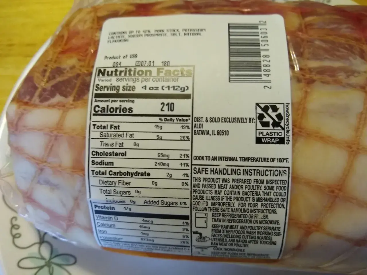 Łopatka wieprzowa: 210 kcal na porcję (112g). Etykieta zawiera informacje o wartościach odżywczych i instrukcje bezpiecznego obchodzenia się z produktem.