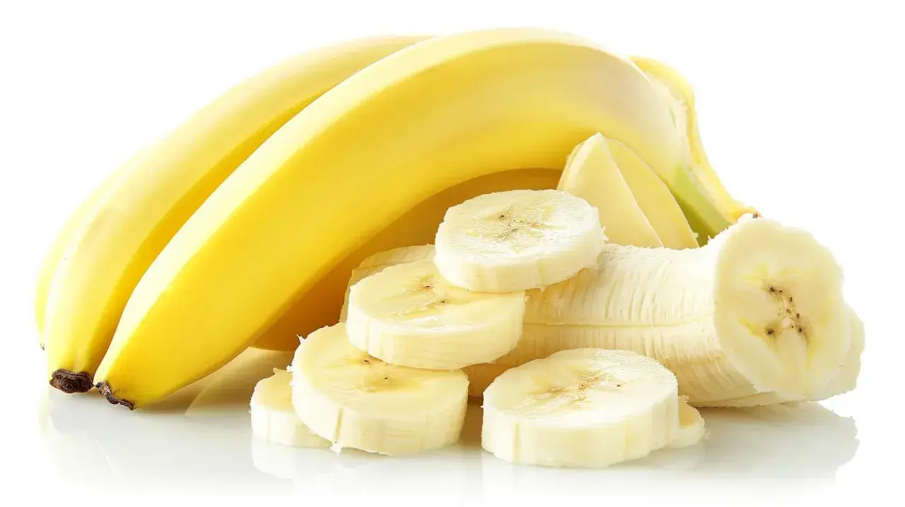 Kilka żółtych bananów, jeden obrany i pokrojony w plasterki, idealny na zatrucie pokarmowe.