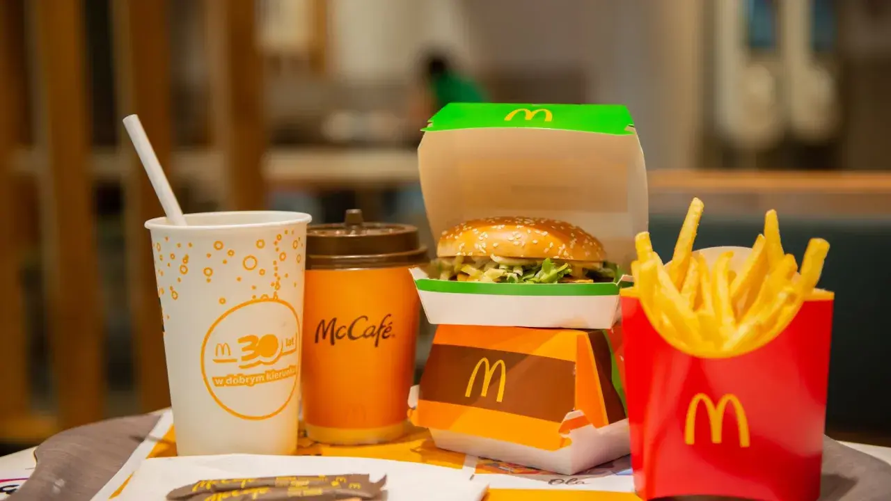 Zestaw McDonald's: burger, frytki, napój i kawa McCafe. Zastanawiasz się nad lody McDonald kcal?