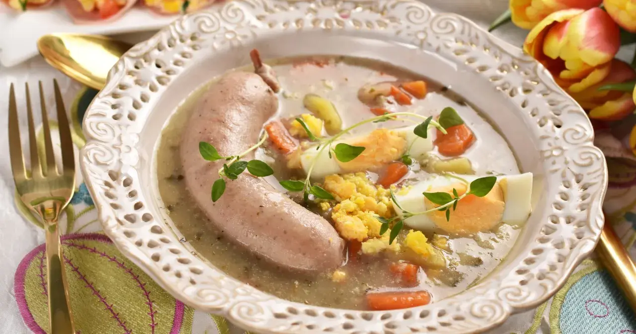 Żurek z kiełbasą, jajkiem i marchewką. Zastanawiasz się nad frankfurterki kcal? Ta zupa to sycący posiłek.