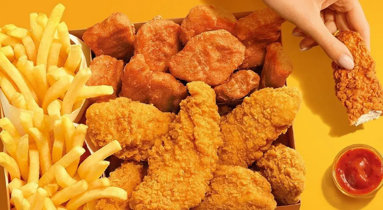 Pudełko z chrupiącym kurczakiem i frytkami, idealne na szybki posiłek. Sprawdź kalorie chicken box McDonald's, jeśli dbasz o dietę.