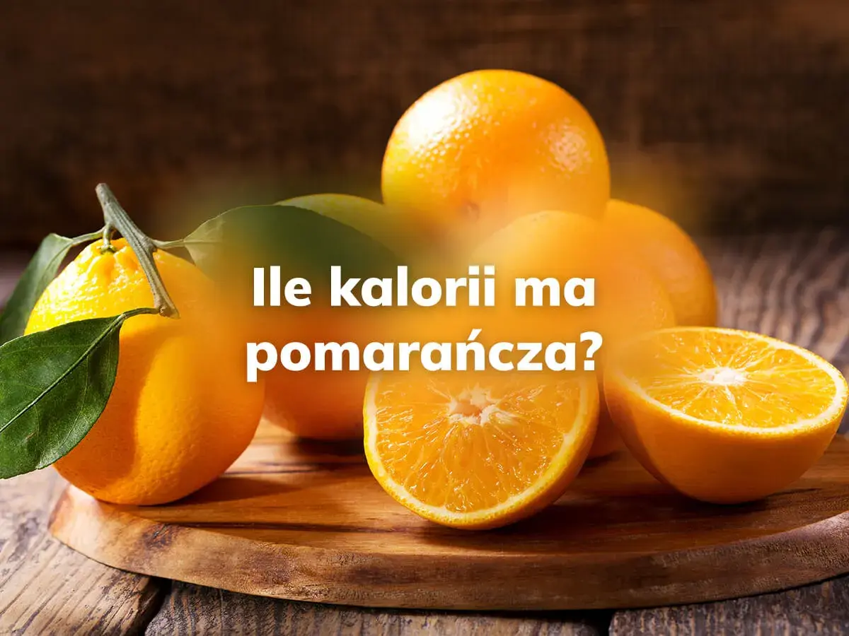 Całe i przekrojone pomarańcze na desce. Ile kalorii ma pomarańcza?